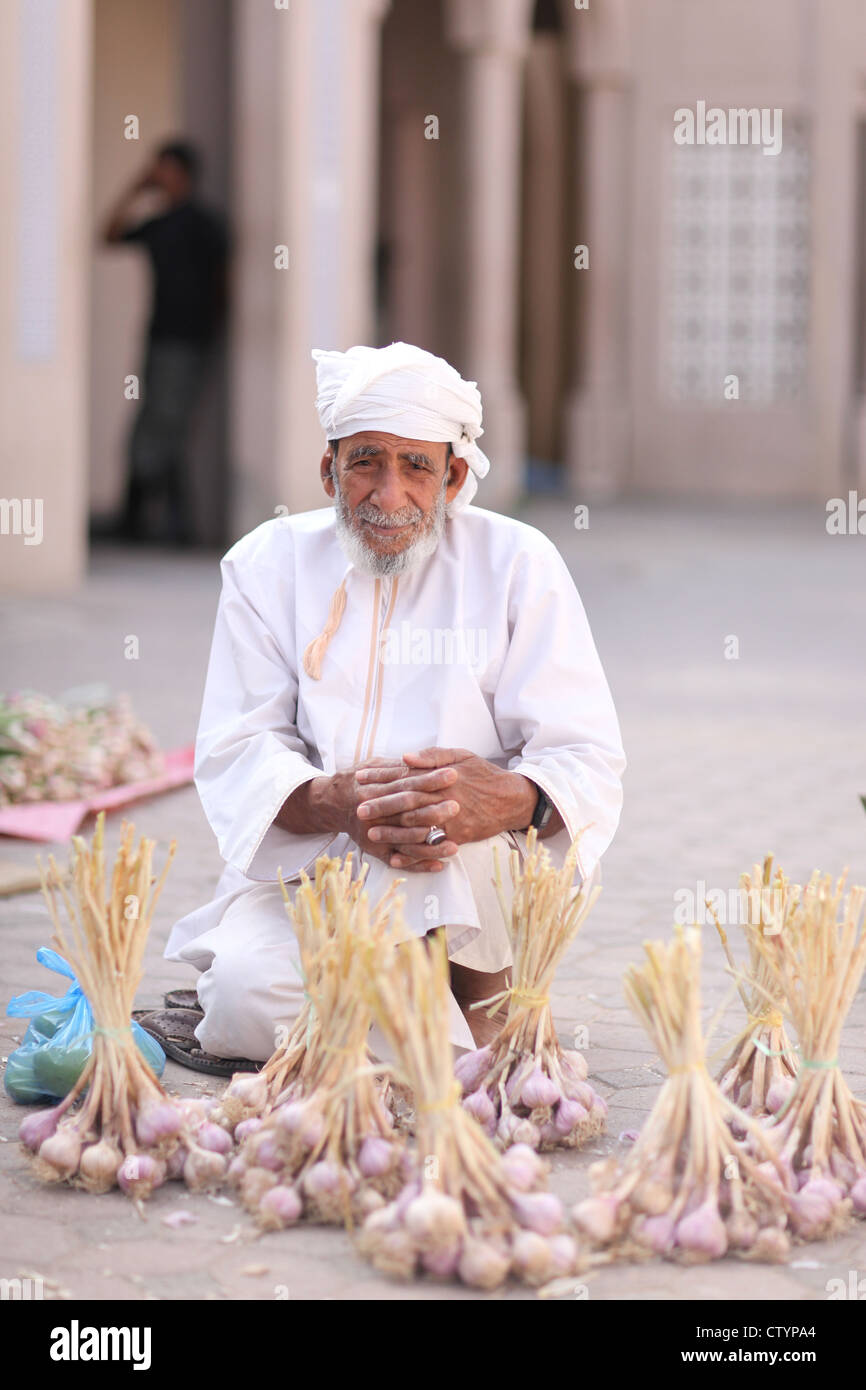 Venditore di aglio sul mercato, Oman, Medio Oriente. Foto Stock