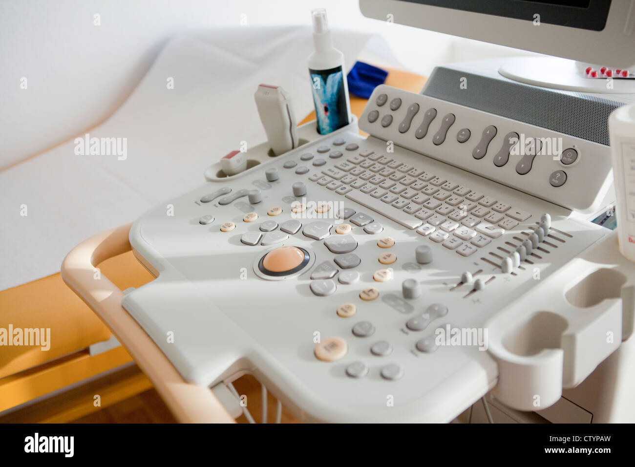 EKG e macchina ad ultrasuoni in cardiologo in pratica-close-up Foto Stock