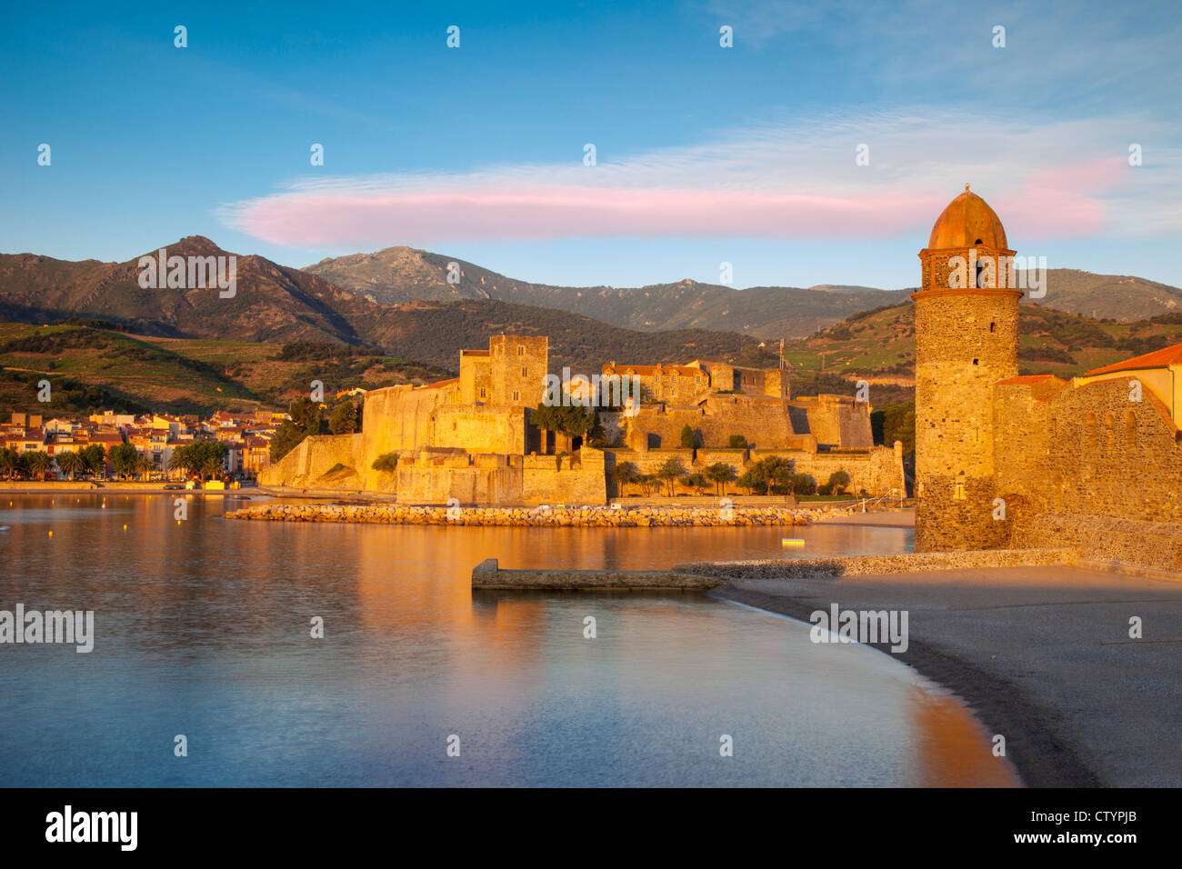 Prime luci dell alba sulla città di Collioure, Pyrenees-Orientales, Languedoc-Roussillon, Francia Foto Stock