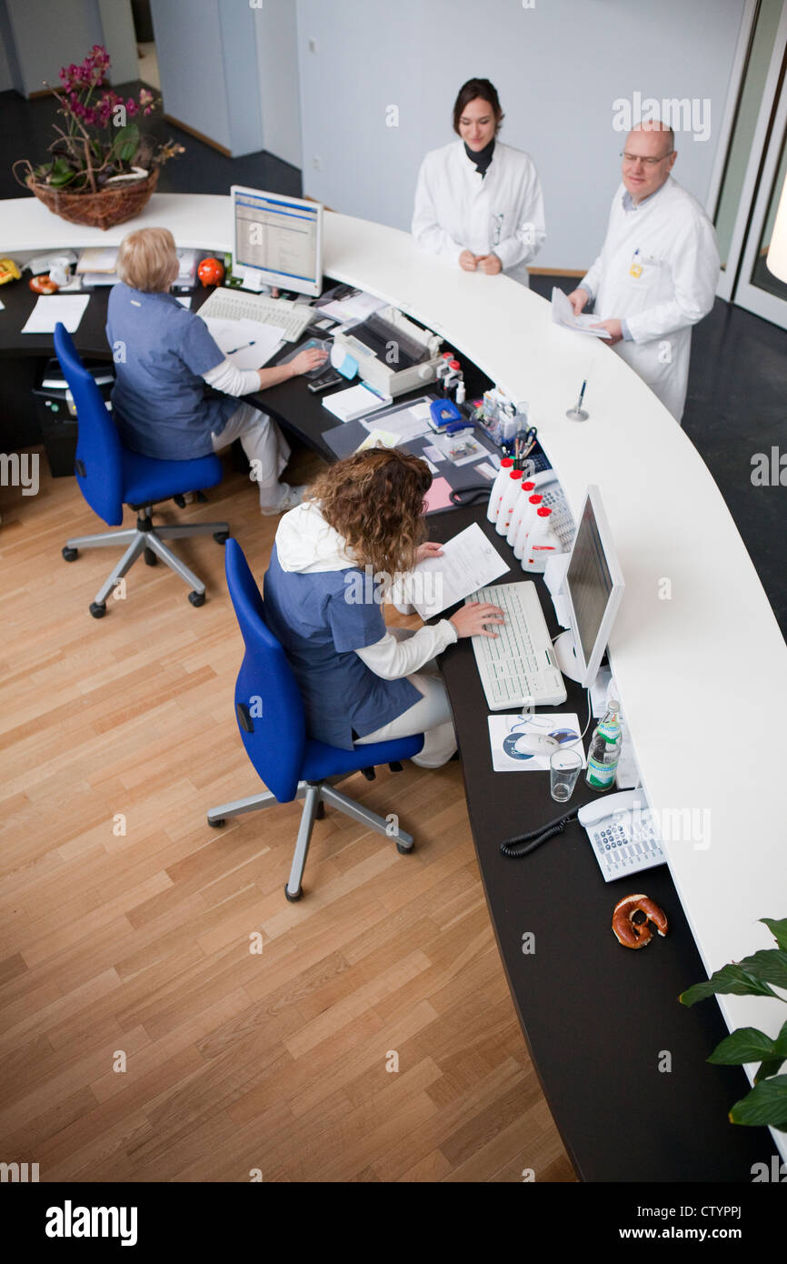 Vista in elevazione del moderno ospedale privato recetion Foto Stock