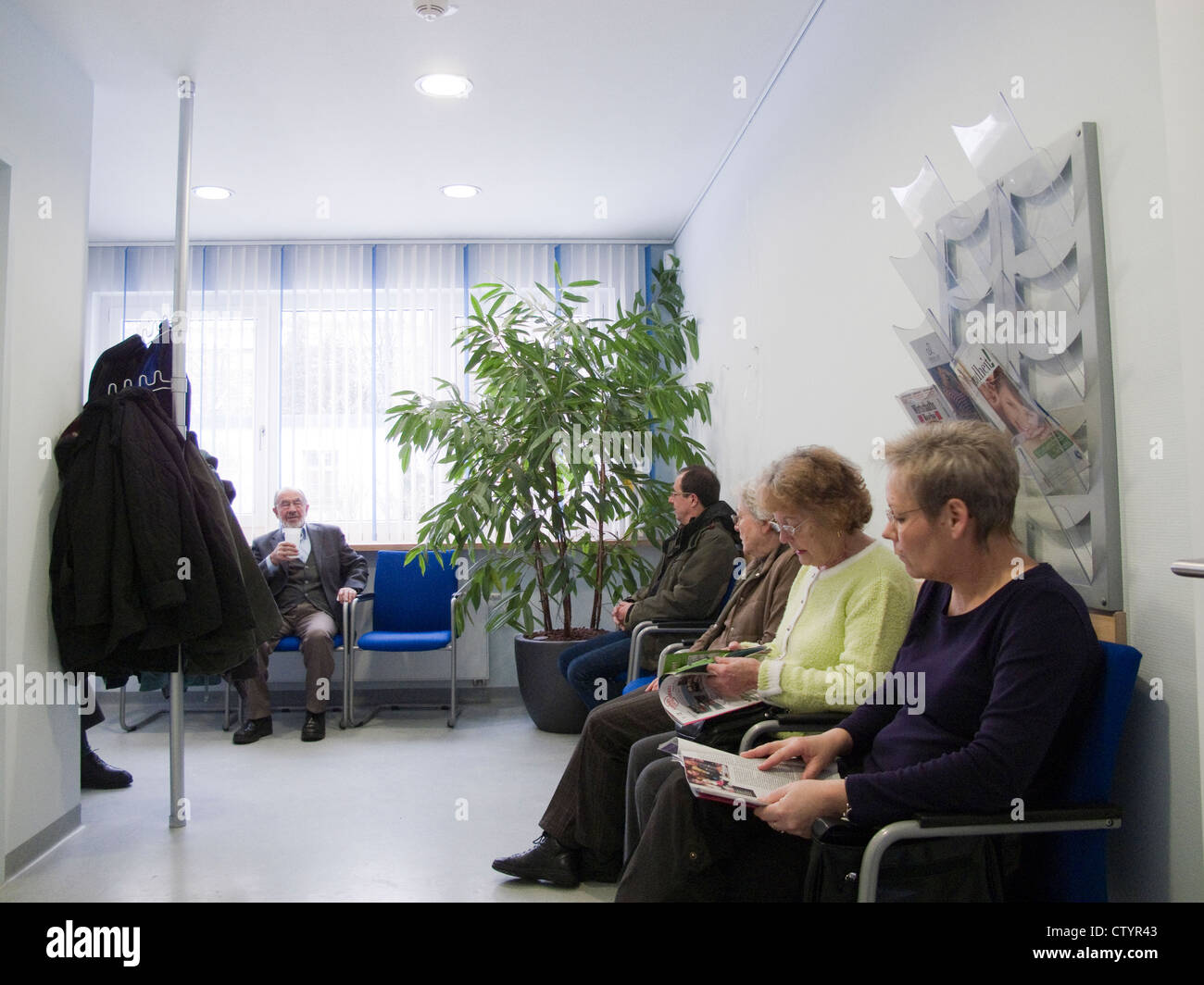 GP sala attesa-pazienti in attesa di vedere il medico Foto Stock