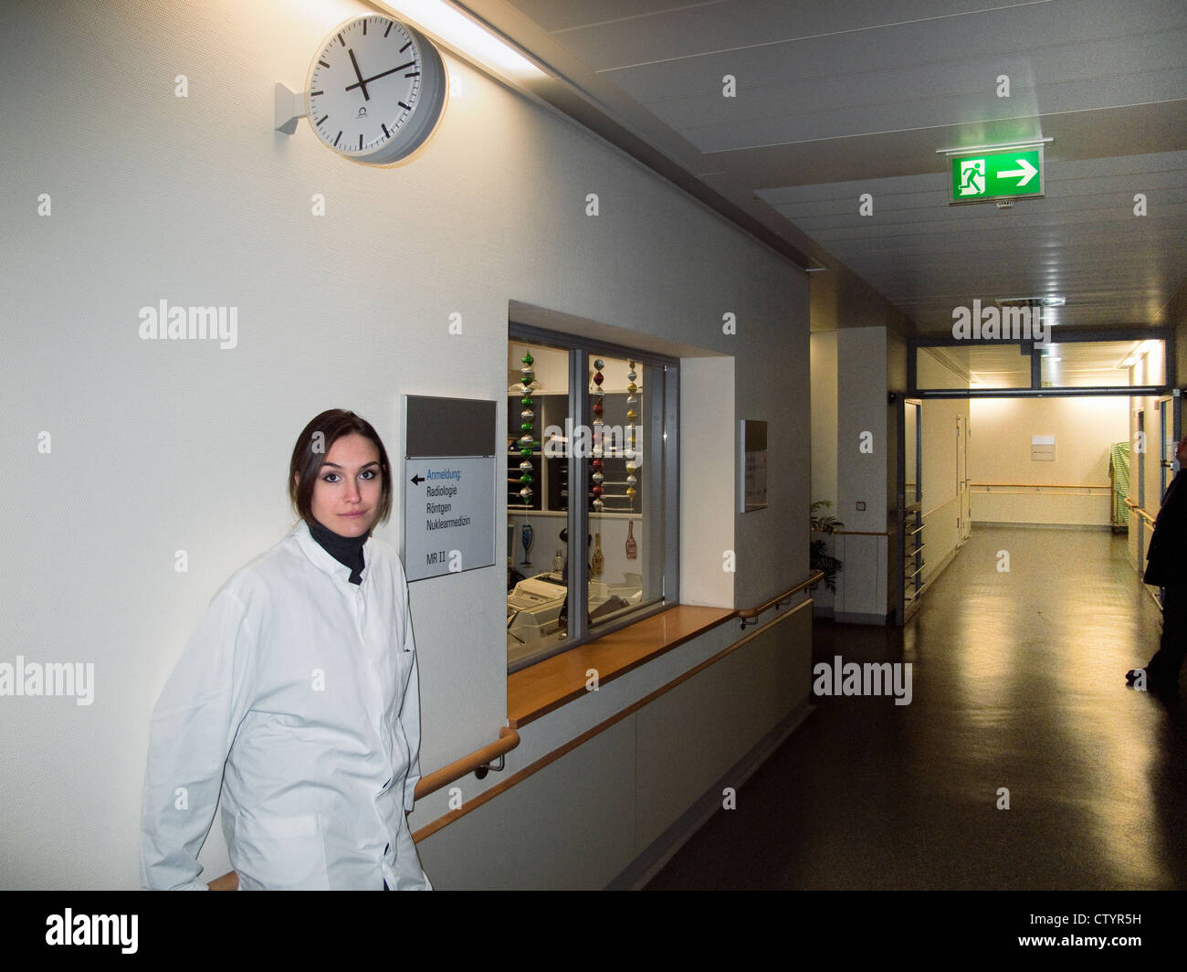 Giovani donne medico lavorando al turno di notte in ospedale Foto Stock