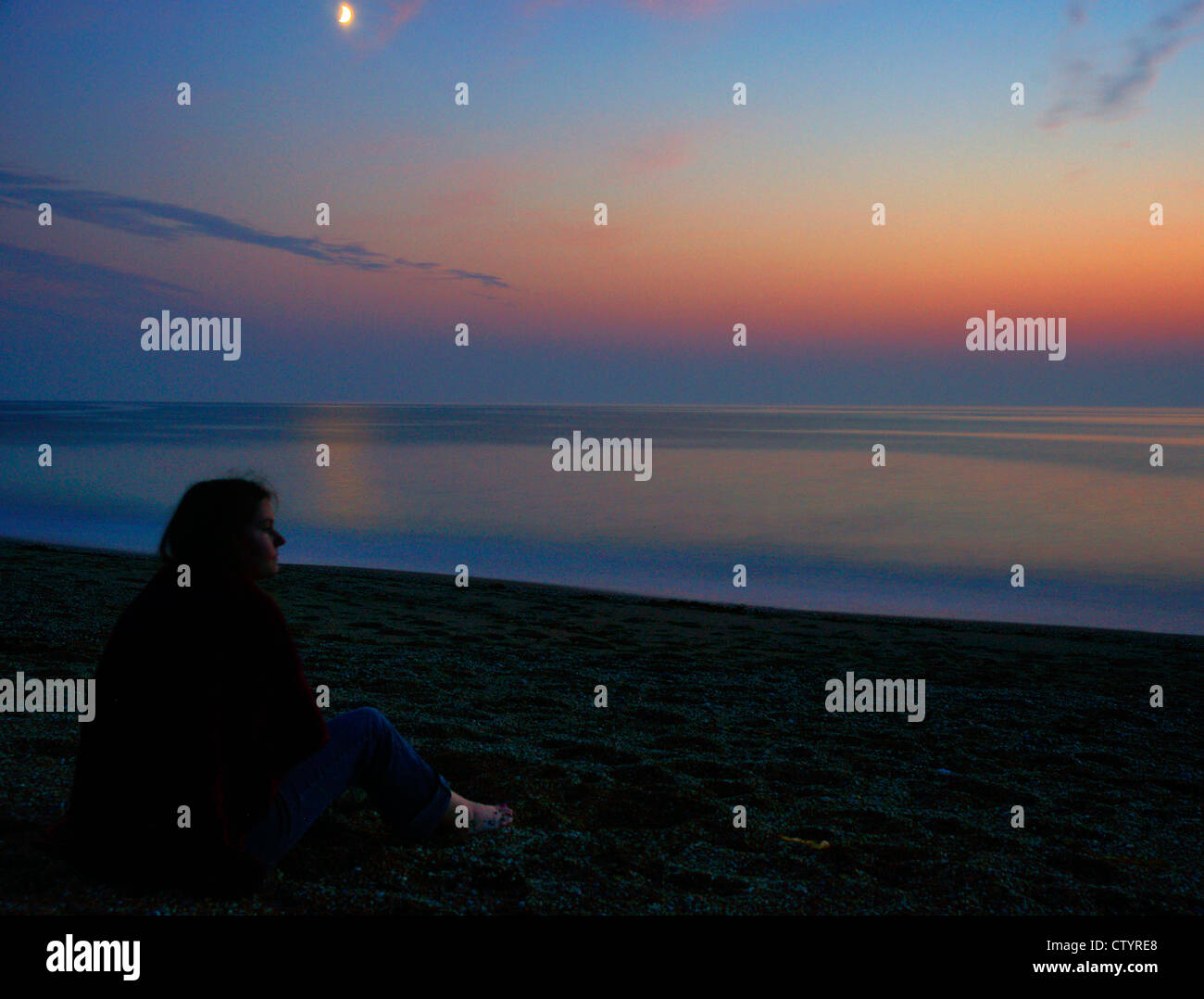 Bellissimi cieli dell'atmosferica spiaggia al tramonto in Gunwalloe, Cornwall Foto Stock