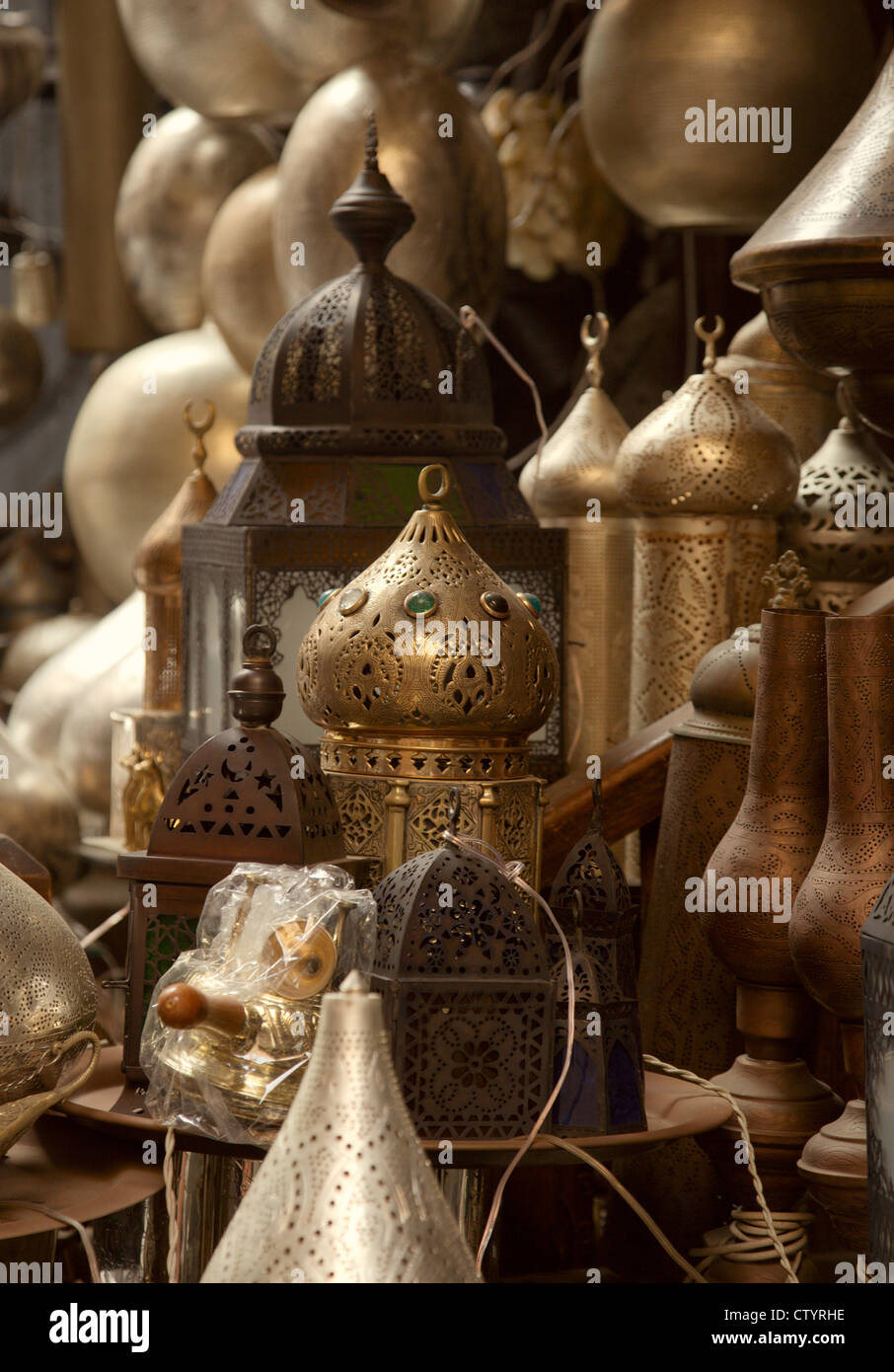 Lampade in street shop del Cairo in Egitto Foto Stock