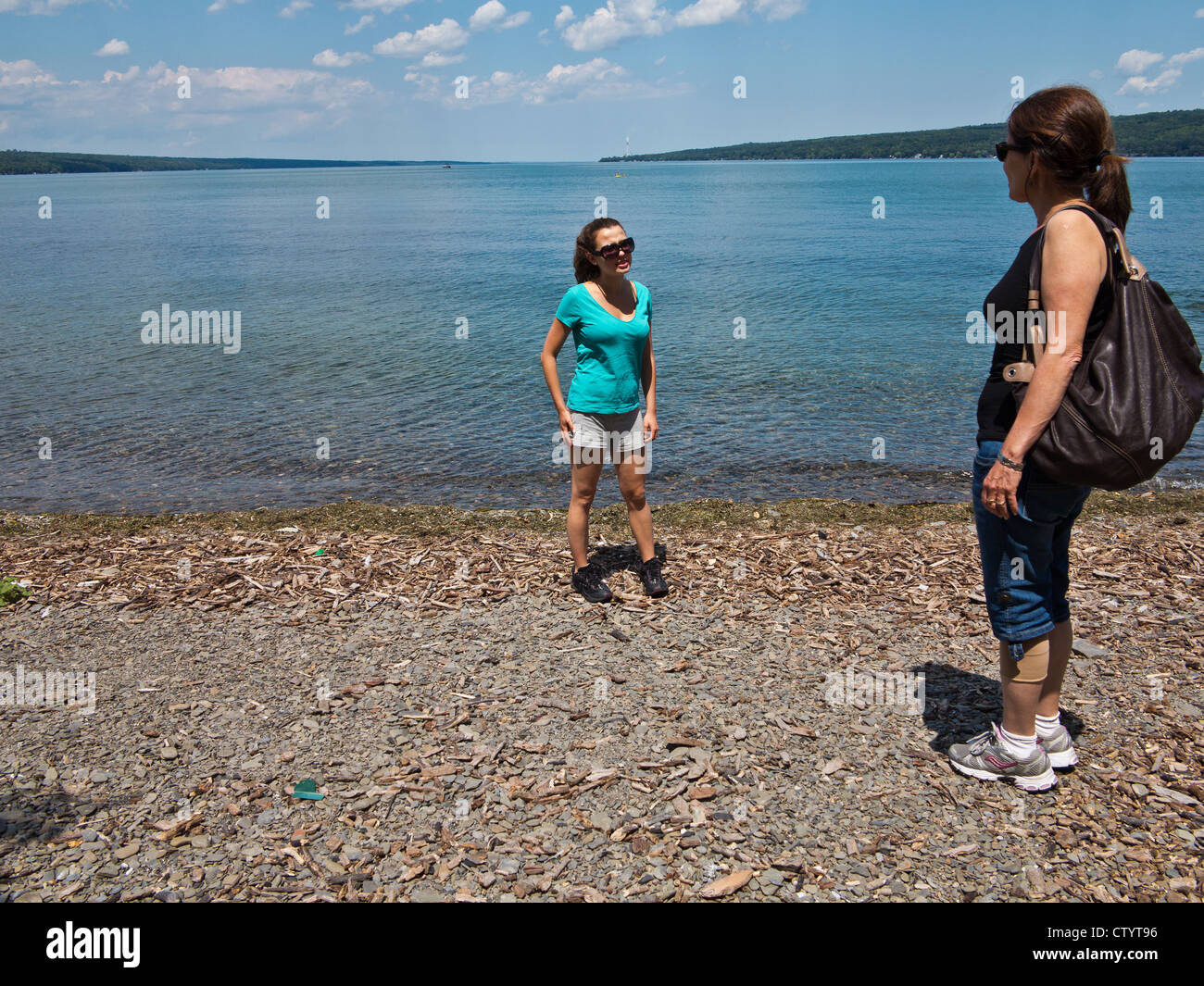 Madre e figlia al lago Cayuga Foto Stock