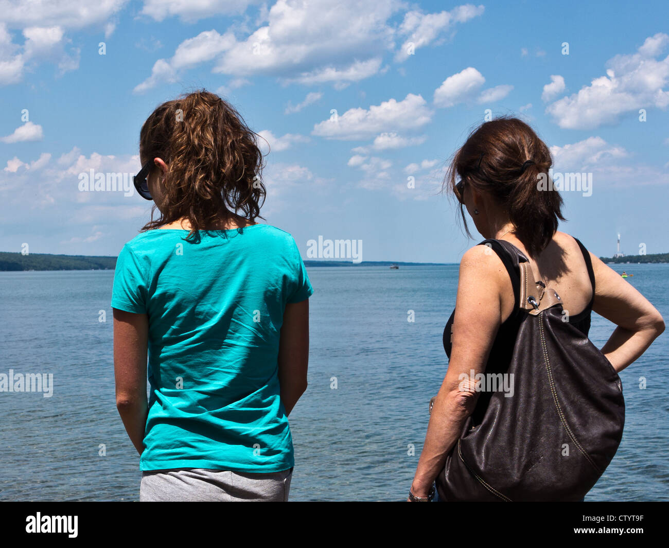 Madre e figlia al lago Cayuga Foto Stock