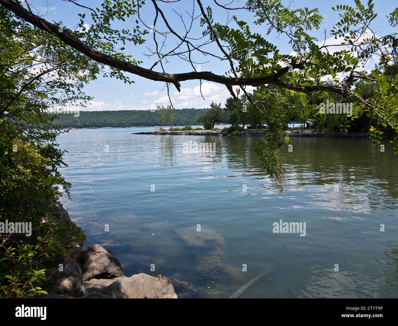 Un fiume alimenta Cayuga Lake Foto Stock