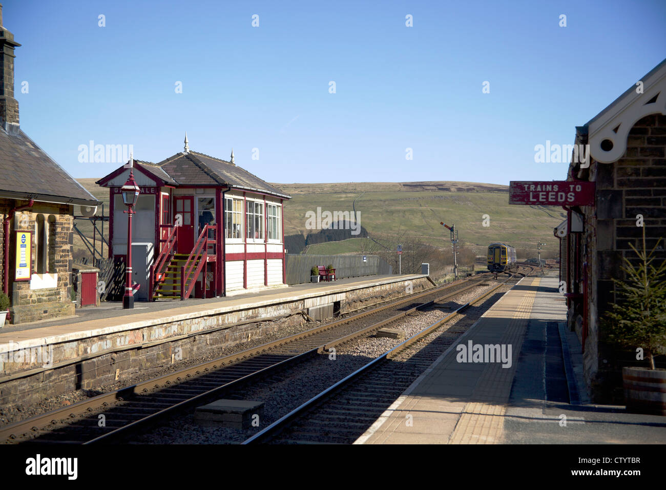 Nord del convoglio ferroviario passando Garsdale stazione ferroviaria sul famoso arrivino a Carlisle, ferroviaria Garsdale, Cumbria, Inghilterra. Foto Stock