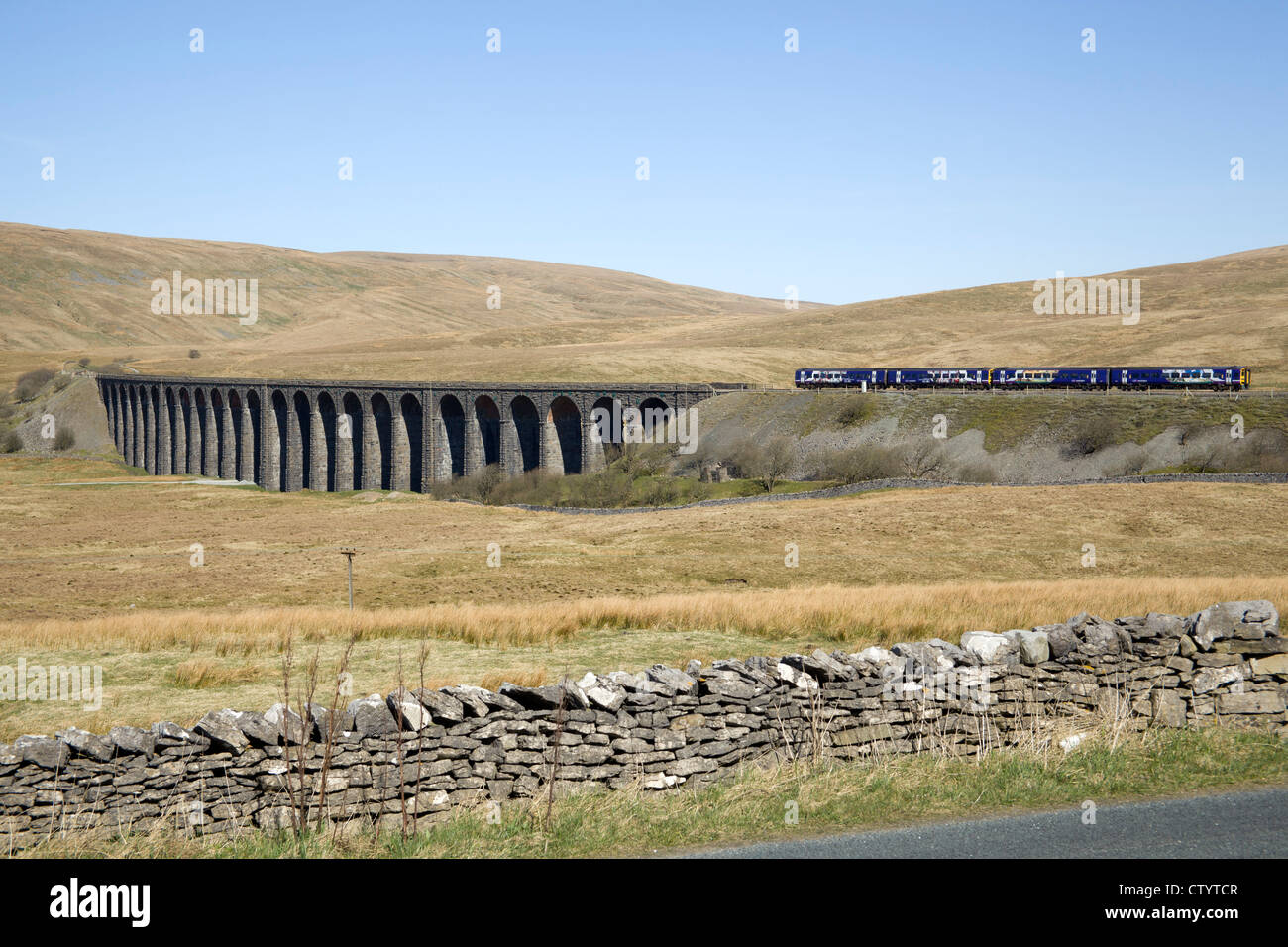Nord del convoglio ferroviario attraversando il famoso viadotto Ribblehead sul sedimentare e Carlilse linea ferroviaria, Ribblehead, North Yorkshire. Foto Stock