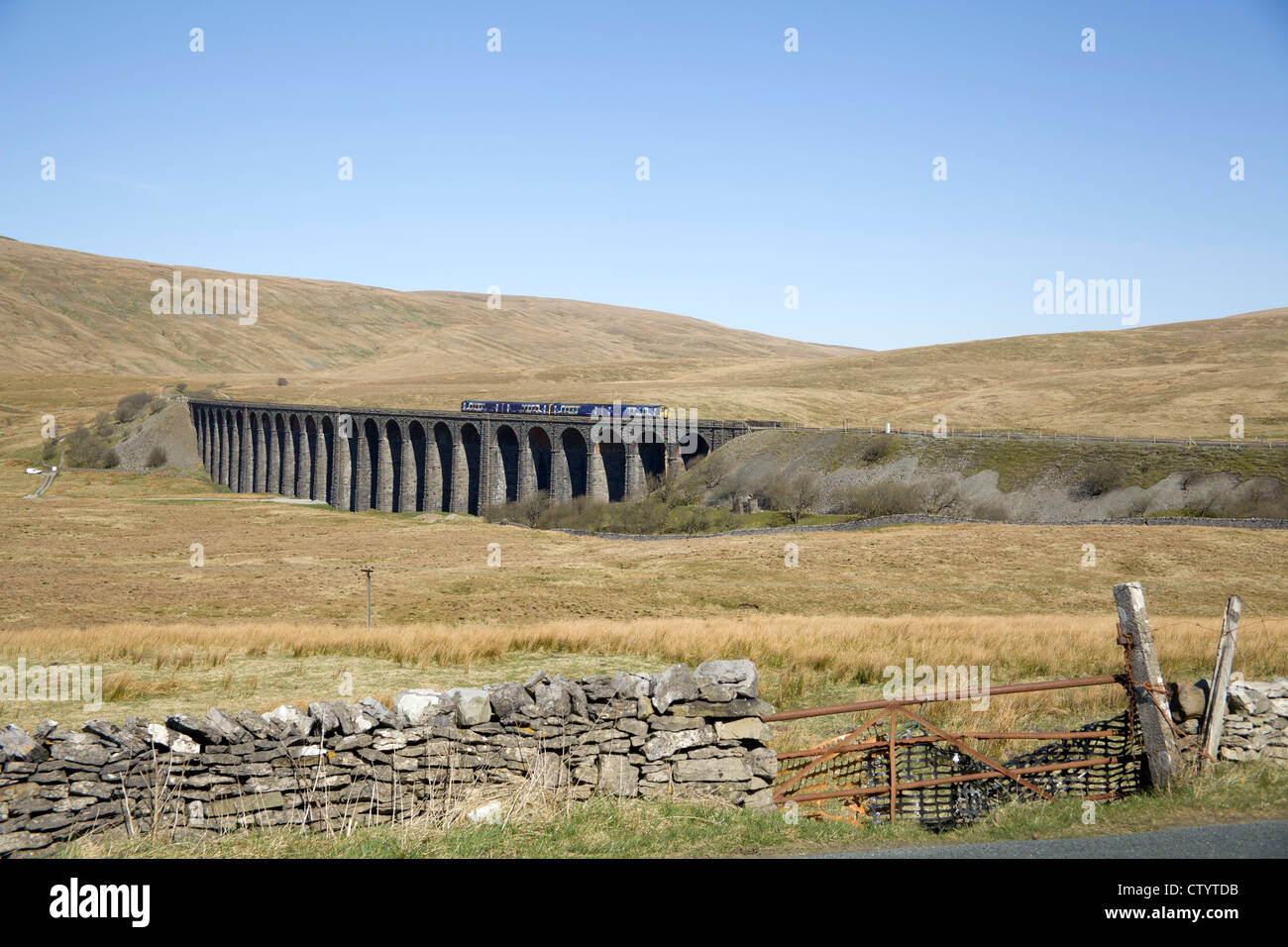 Nord del convoglio ferroviario attraversando il famoso viadotto Ribblehead sul sedimentare e Carlilse linea ferroviaria, Ribblehead, North Yorkshire. Foto Stock