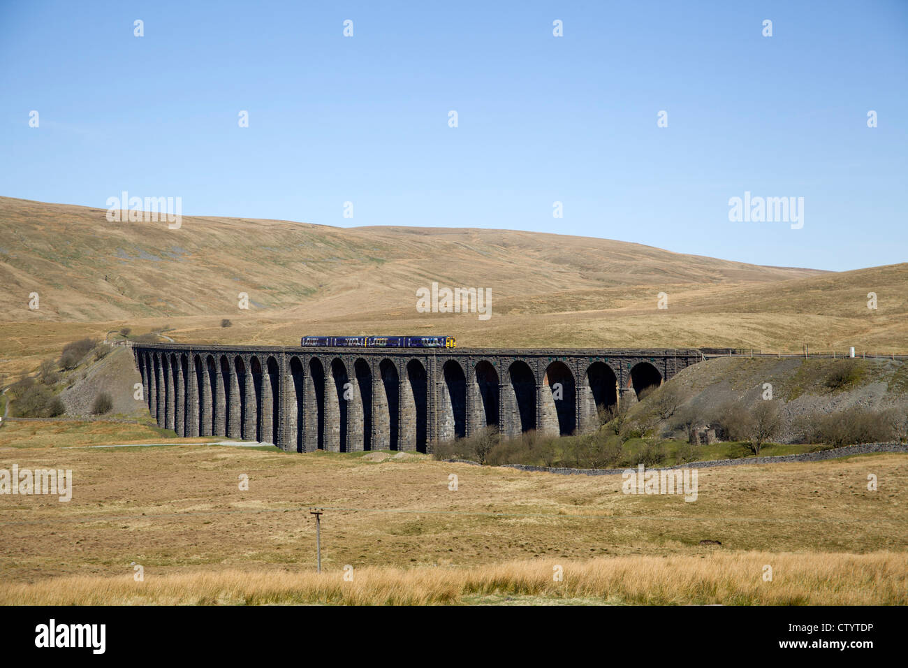 Nord del convoglio ferroviario attraversando il famoso viadotto Ribblehead sul sedimentare e Carlilse linea ferroviaria, Ribblehead, North Yorkshire. Foto Stock