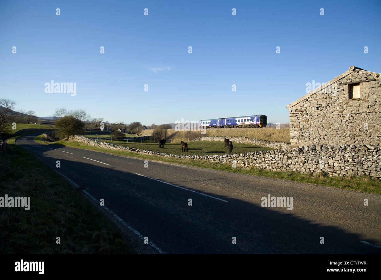 Nord classe rampa 158 passa Selside sul sedimentare e Carlisle linea ferroviaria. Lunedì 26 Marzo 2012 Foto Stock