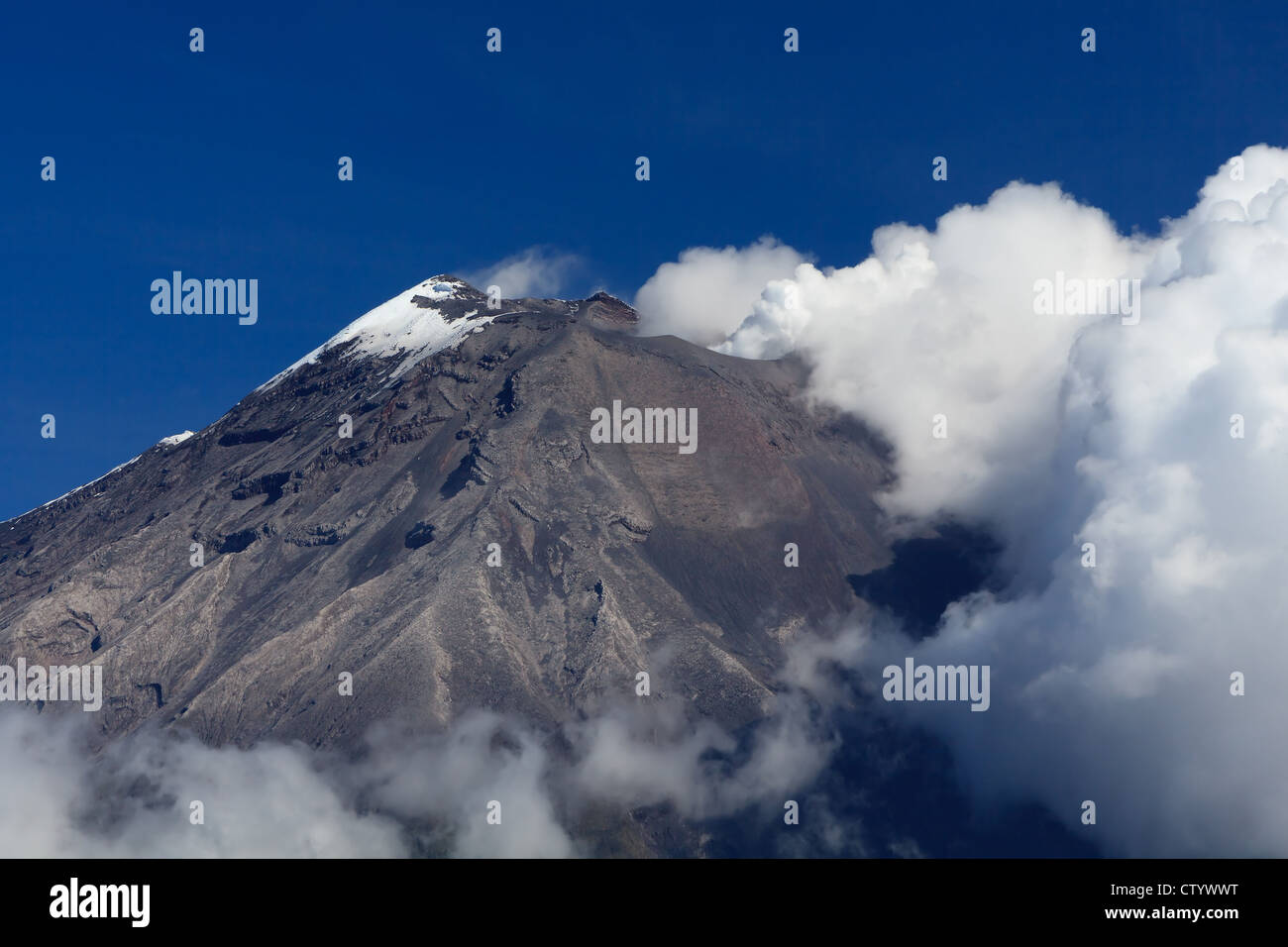 Vulcano Tungurahua eruzione contro il cielo blu e chiaro in Ecuador America del Sud Foto Stock