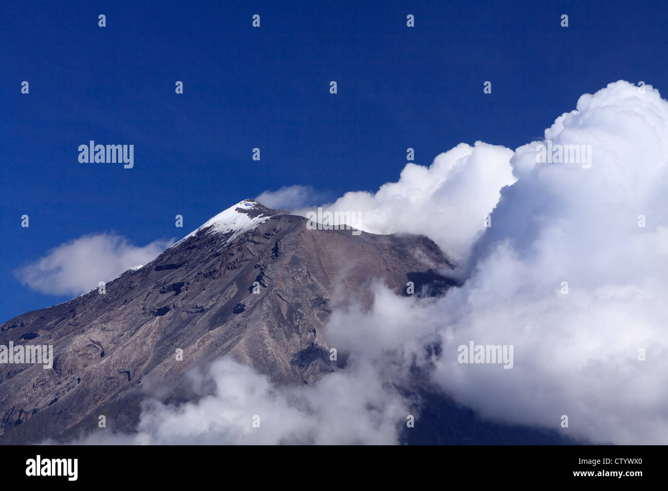 Vulcano Tungurahua eruzione contro il cielo blu e chiaro in Ecuador America del Sud Foto Stock