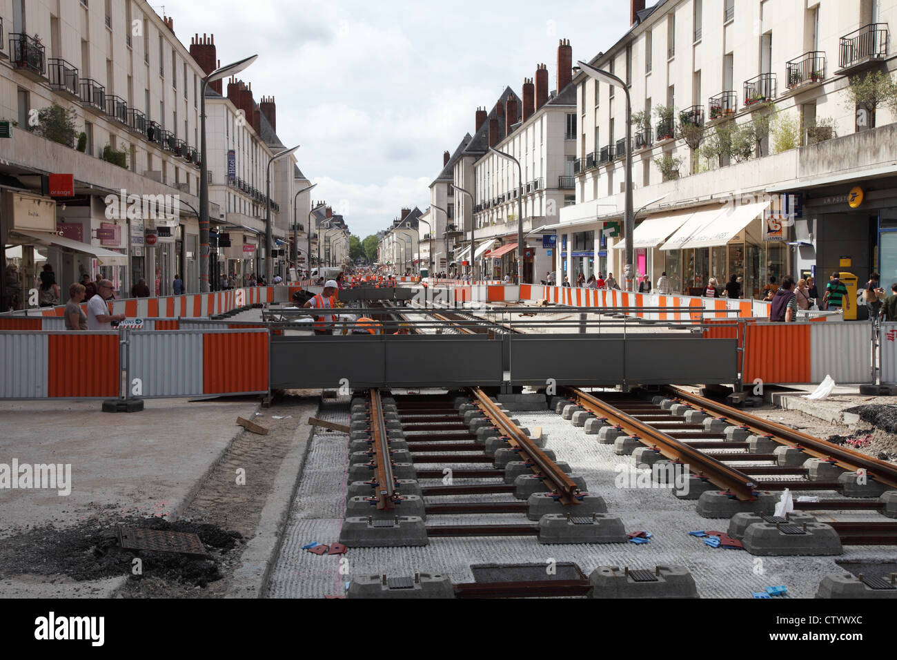 I lavoratori di installare nuove linee di tram o tram entro la città francese di Tours. Foto Stock