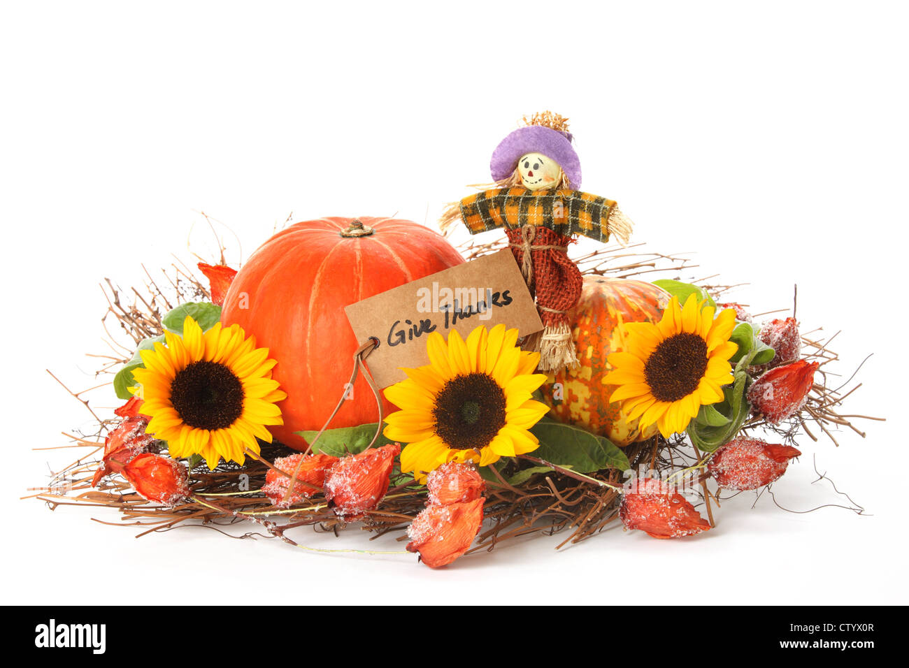 Zucca e girasoli con piccoli spaventapasseri isolato su bianco,Ringraziamento concetto. Foto Stock