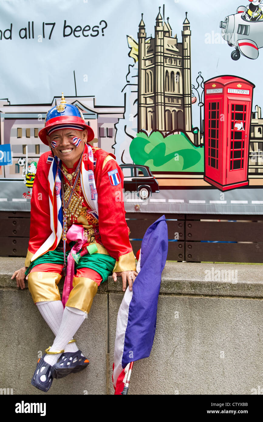 Gli spettatori provenienti dalla Thailandia in costume di Giochi Olimpici di Londra 2012. Foto Stock