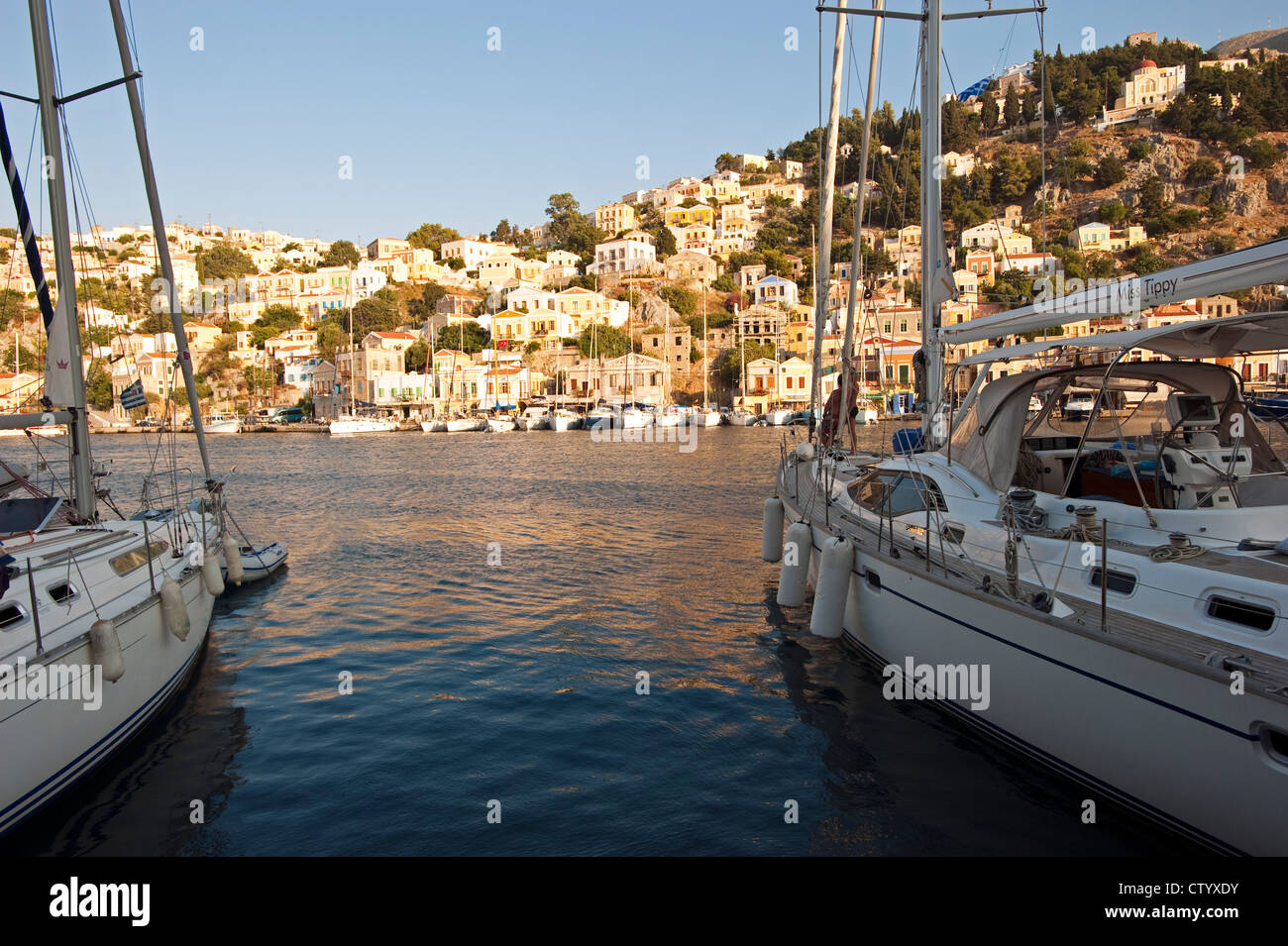 Symi Island Harbour e barche a vela in Grecia Foto Stock