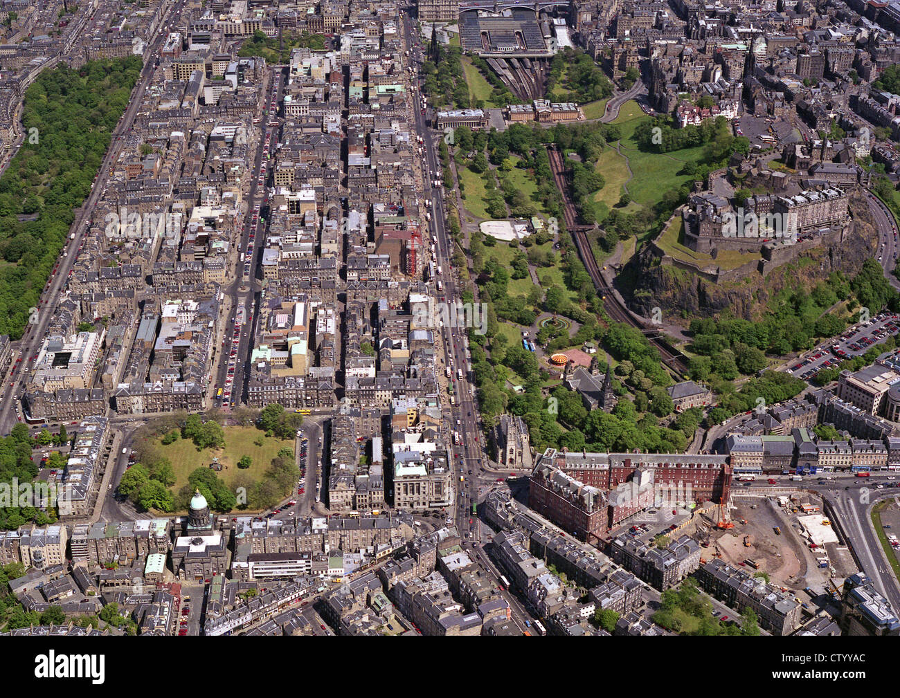 Vista aerea del centro di Edimburgo guardando ad est di Princes Street e il Castello di Edimburgo Foto Stock