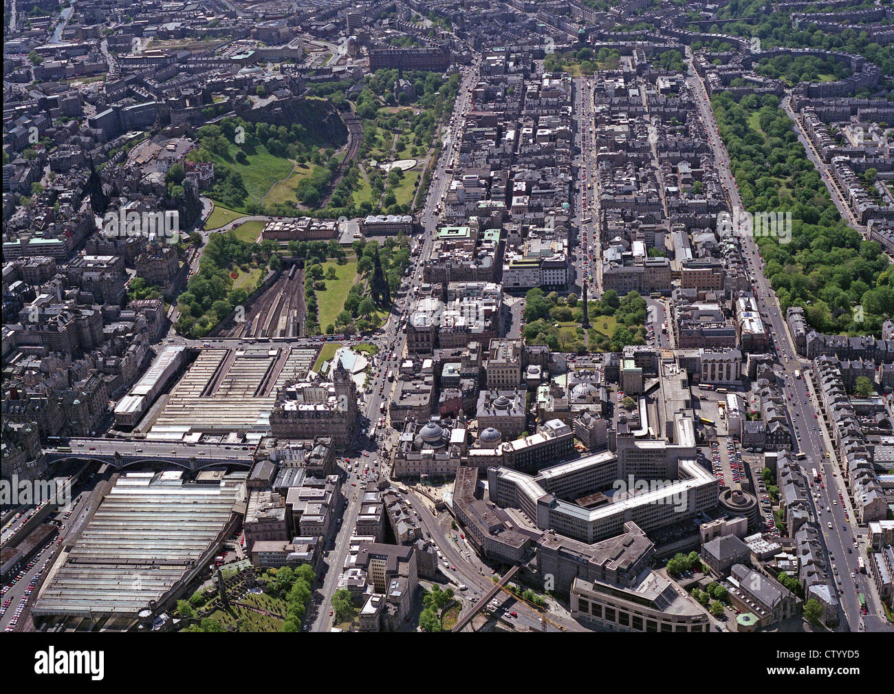 Vista aerea del centro di Edimburgo guardando ad ovest di Princes Street Foto Stock