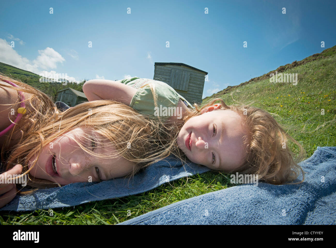 Ragazze posa su asciugamani in erba Foto Stock