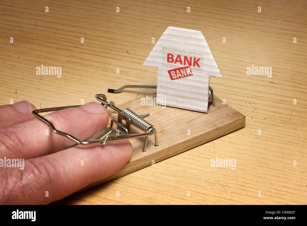 Mano di uomo catturato in mousetrap imposta dalla banca Foto Stock