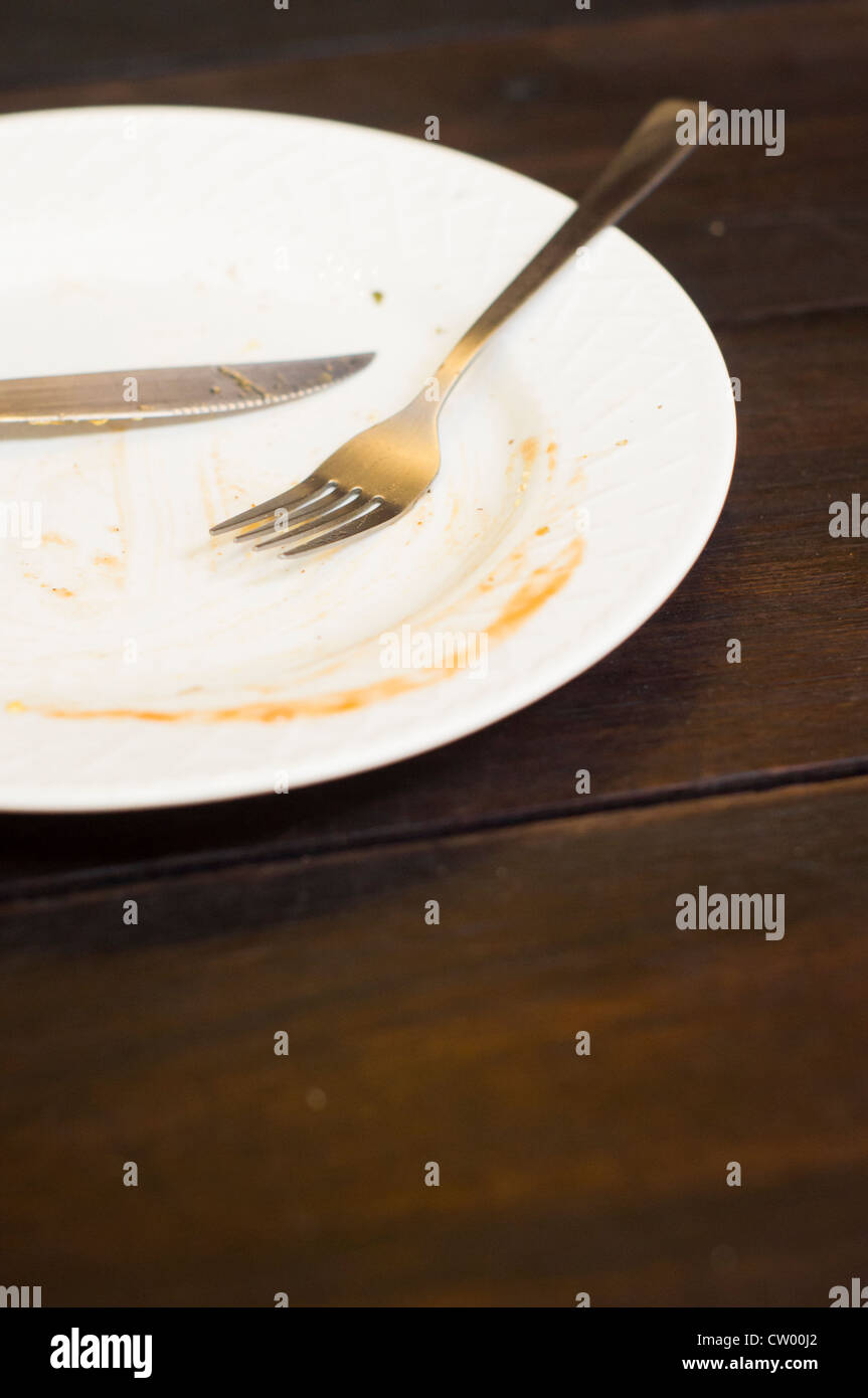 Piastra vuota sul tavolo di legno per la buona tavola da pranzo Concetti, Foto Stock