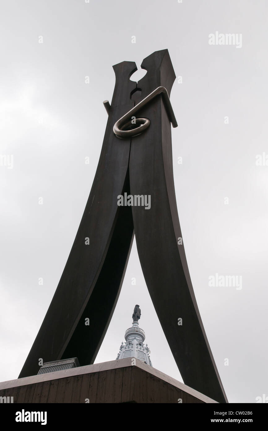Clothespin scultura e della torre del Municipio, Philadelphia, Pennsylvania, STATI UNITI D'AMERICA Foto Stock