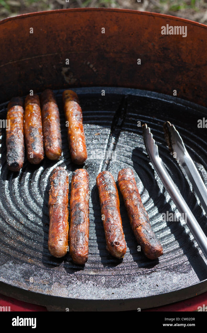 Ben fatto salsicce su un piccolo barbecue all'aperto piastra calda in Australia Foto Stock