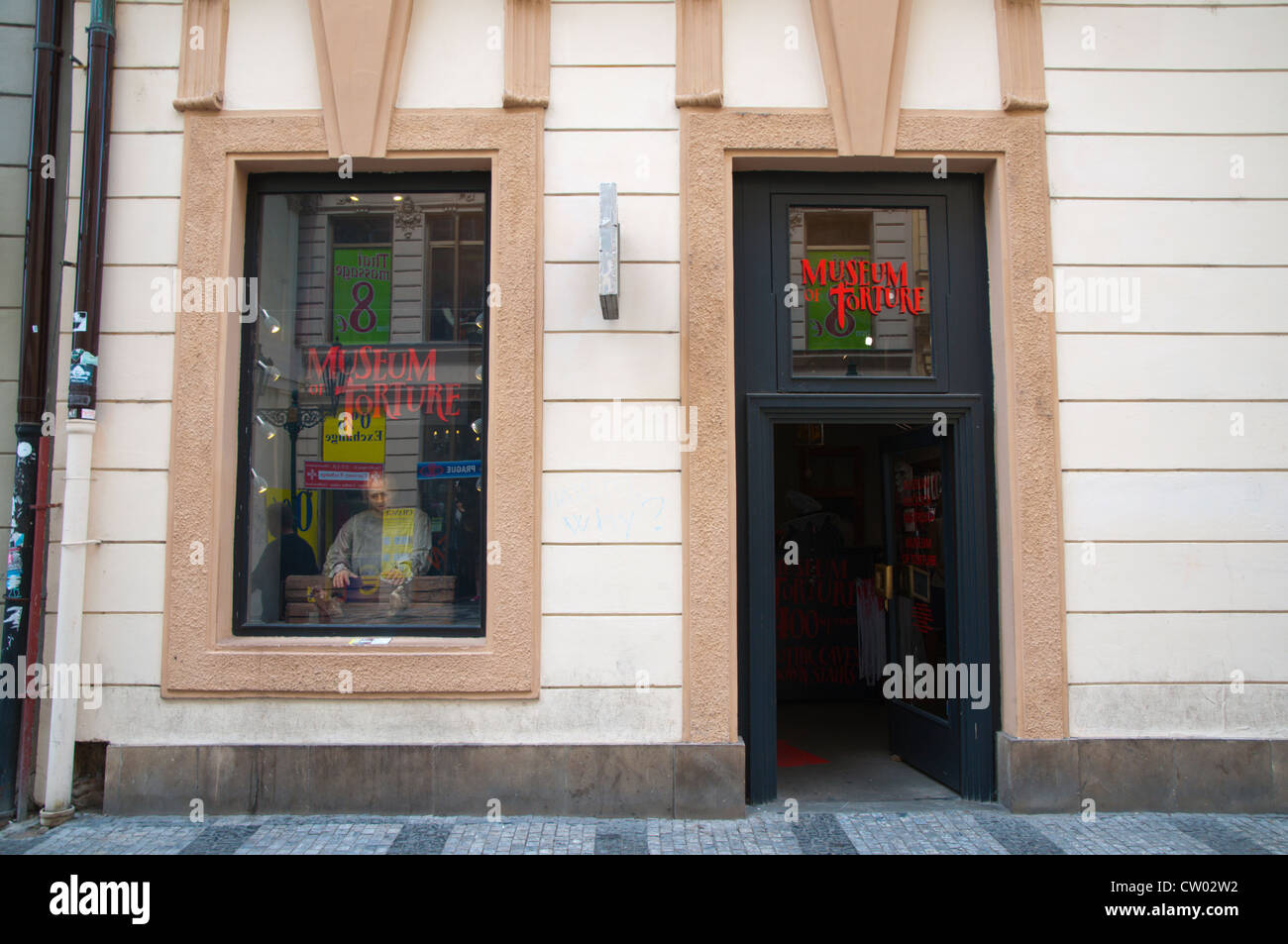 Il nuovo museo della tortura esterno Stare Mesto la Città Vecchia Praga Repubblica Ceca Europa Foto Stock