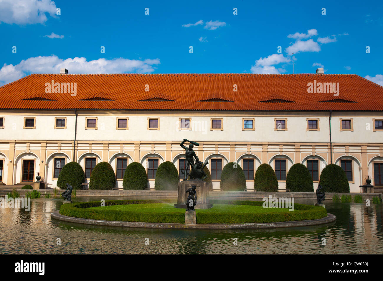 Sonata in piscina Valdštejnská zahrada Wallenstein palace gardens Mala Strana il piccolo quartiere centrale di Praga Repubblica Ceca Foto Stock