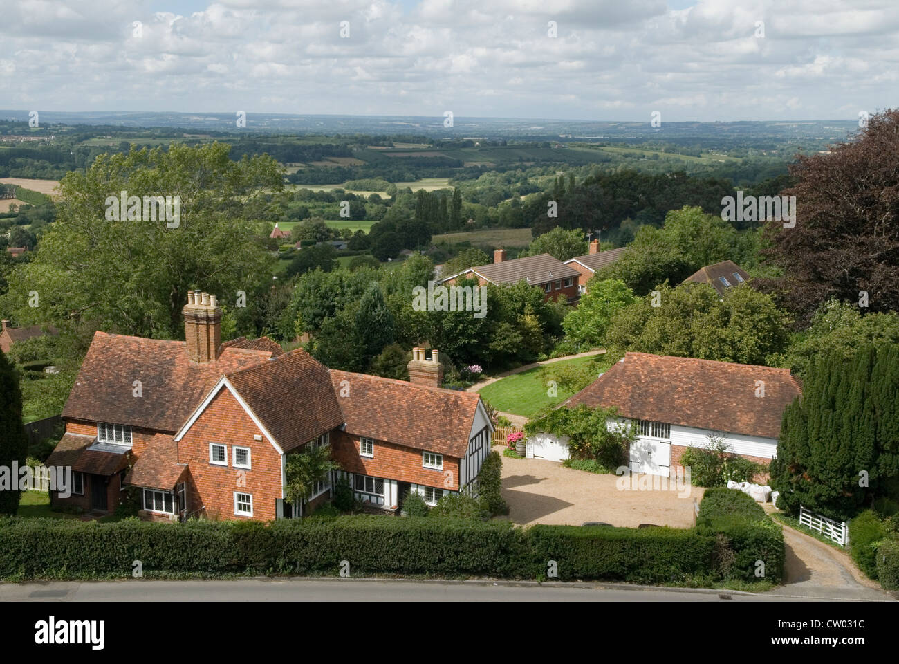 Goudhurst Kent UK. Guardando attraverso il Weald di Kent. Tipico alloggio in campagna 2016 2010s Regno Unito HOMER SYKES Foto Stock