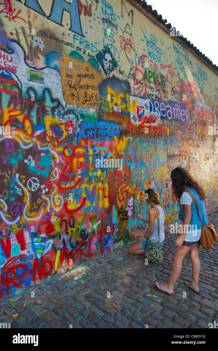 Muro di John Lennon Mala Strana il piccolo quartiere centrale di Praga Repubblica Ceca Europa Foto Stock