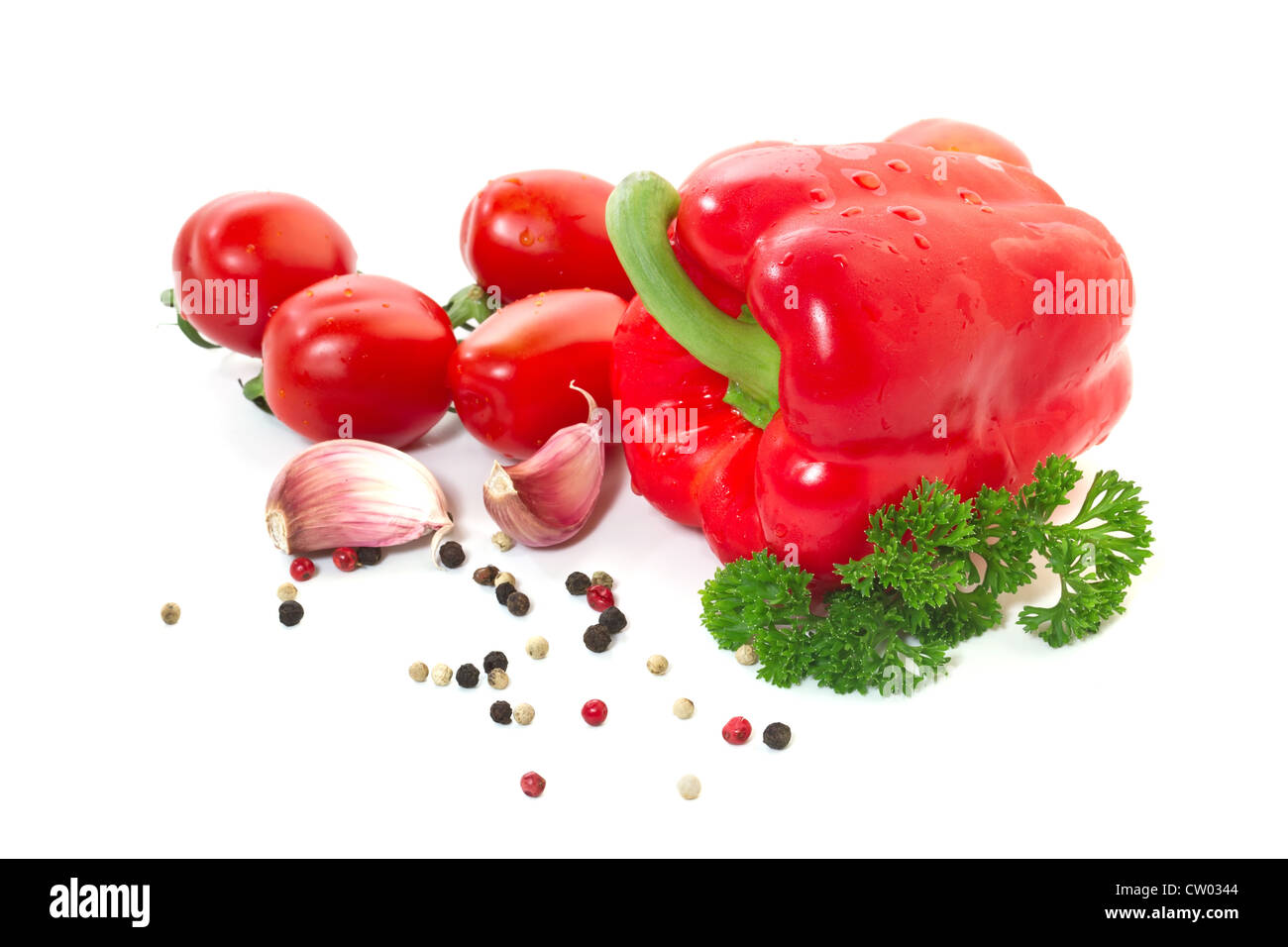 Verdure crude su sfondo bianco Foto Stock