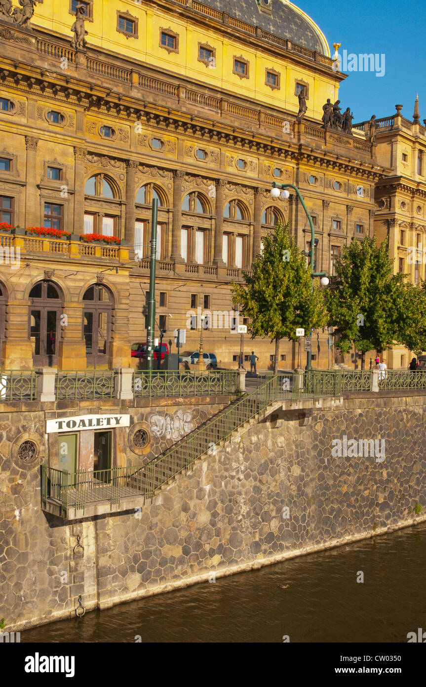 Servizi igienici pubblici lungo il fiume Moldava al di fuori del Teatro Nazionale di Nove Mesto la città nuova di Praga Repubblica Ceca Europa Foto Stock