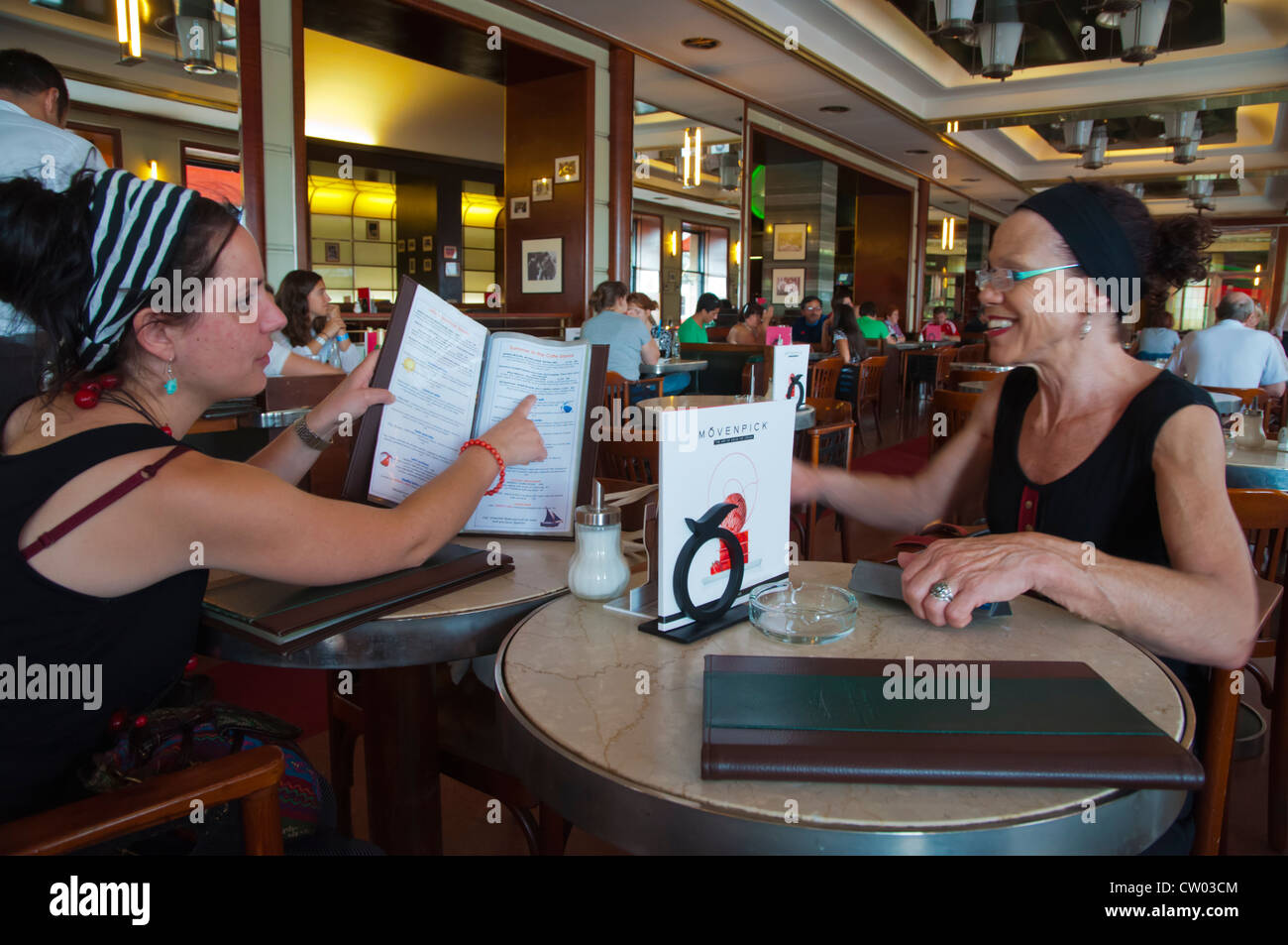 I turisti in Café Slavia Praga Repubblica Ceca Europa Foto Stock