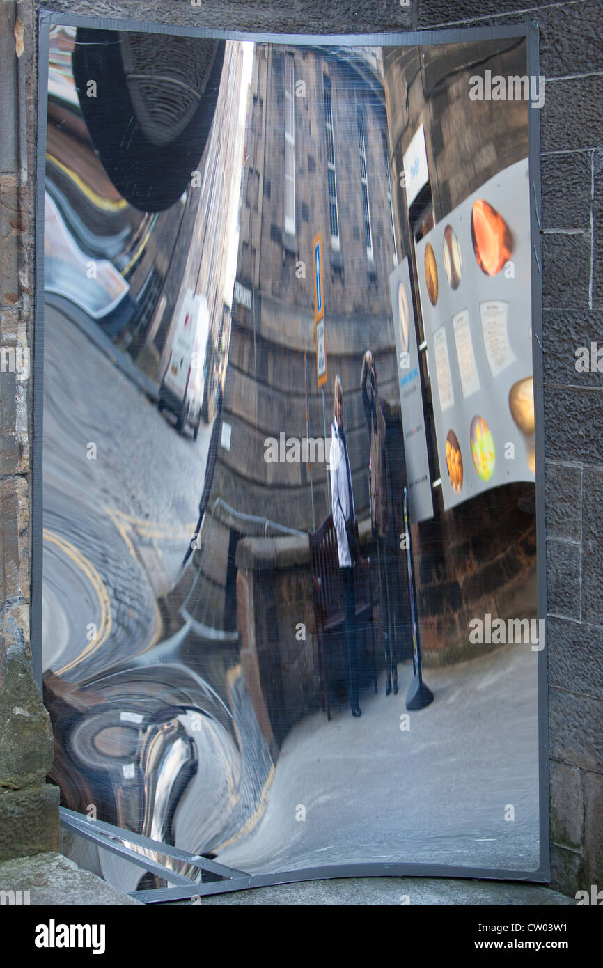 Specchio di distorsione. Camera Obscura edificio su Castlehill in cima al Royal Mile di Edimburgo centra la Scozia UK Foto Stock