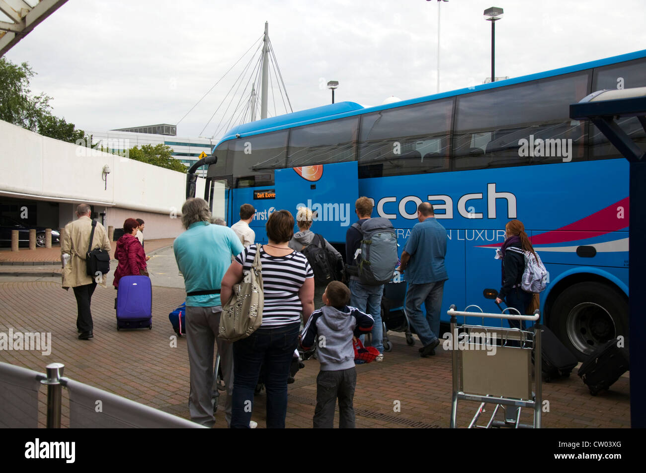 I passeggeri a bordo di un autobus Aircoach a Cork dal aeroporto di Dublino Foto Stock