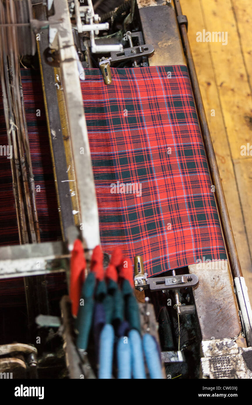 Rotoli di materiale Tartan essendo prodotta nella fabbrica di tessuto, in vendita. Kilt Shop Royal Mile di Edimburgo Regno Unito Scozia. Foto Stock