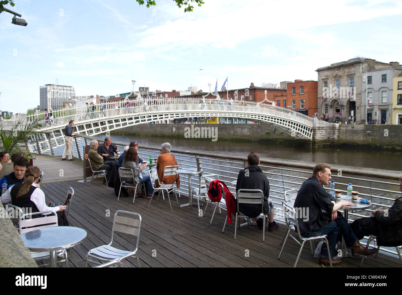 Cafe a Liffey Boardwalk Ha'penny Bridge Dublino Irlanda Foto Stock
