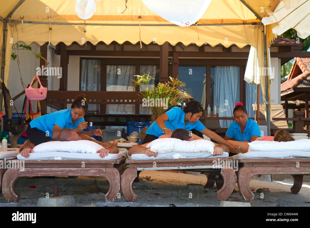 Persone ricevere massaggi thailandesi a Chaweng Beach sull'isola di Ko Samui, Thailandia. Foto Stock
