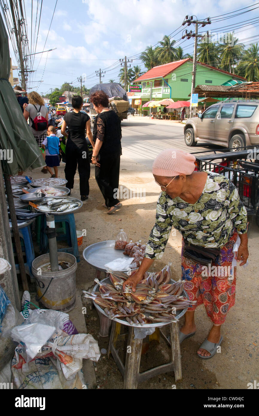 Donna vendita di pesce essiccato in un mercato aperto, sull'isola di Ko Samui, Thailandia. Foto Stock
