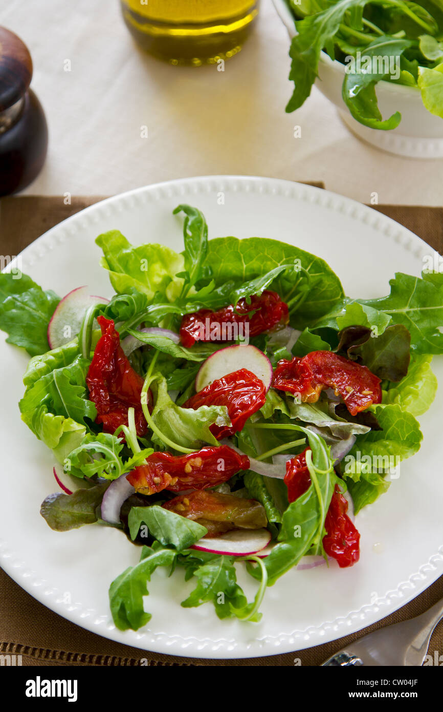 A razzo con sole-essiccati insalata di pomodoro Foto Stock