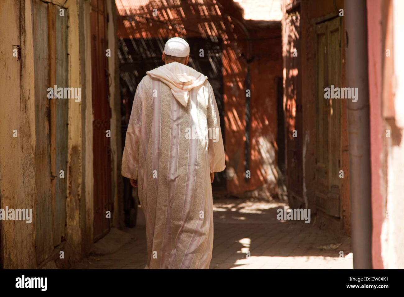 Uomo che indossa un Djellaba passeggiate nella medina di Marrakech Foto Stock