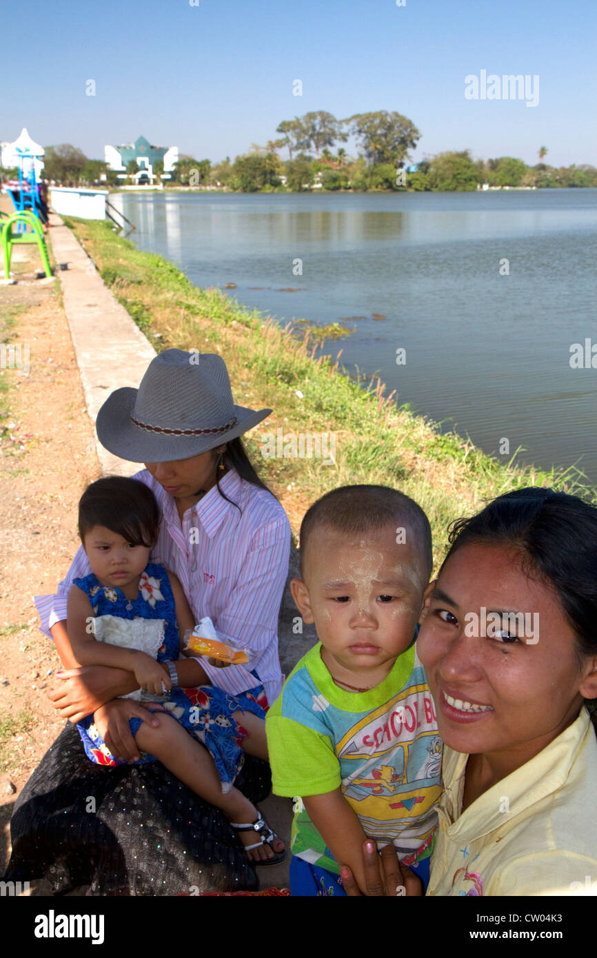 Famiglia birmano a Inya Lake in (Rangoon) Yangon, Birmania (Myanmar). Foto Stock