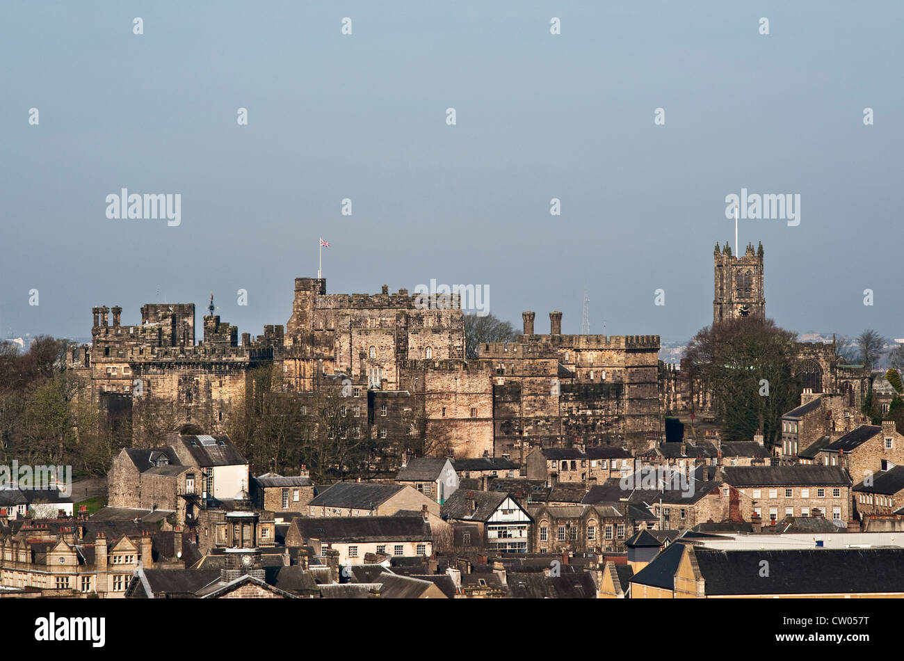 Vista del castello di Lancaster sopra i tetti della città, vista dalla torre della cattedrale di San Pietro, Lancashire, Regno Unito Foto Stock