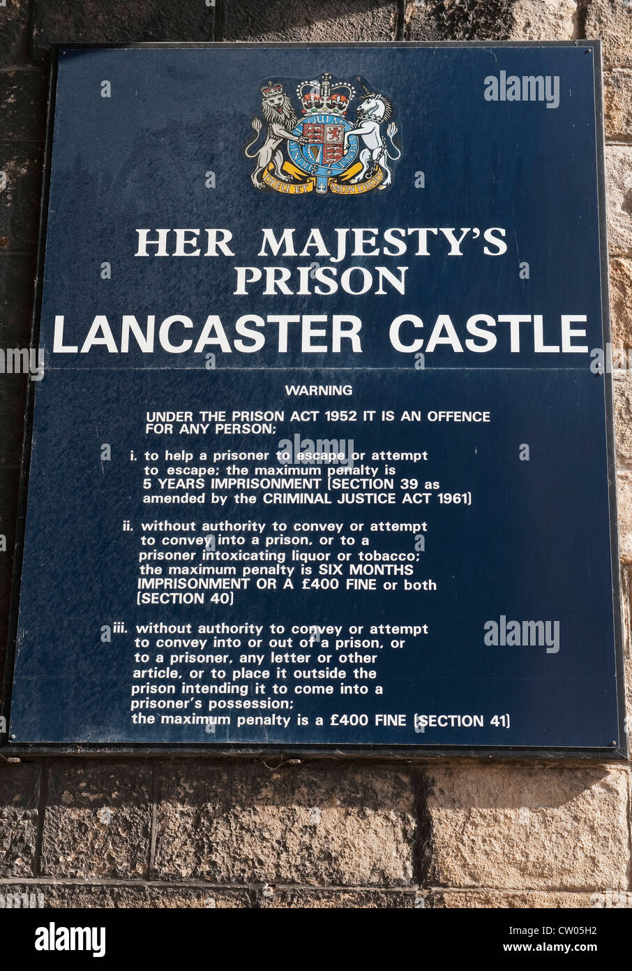Cartello all'ingresso del Castello di Lancaster, Lancashire, Regno Unito. La prigione fu chiusa e decommissionata nel 2011 e ora appartiene al Ducato di Lancaster Foto Stock