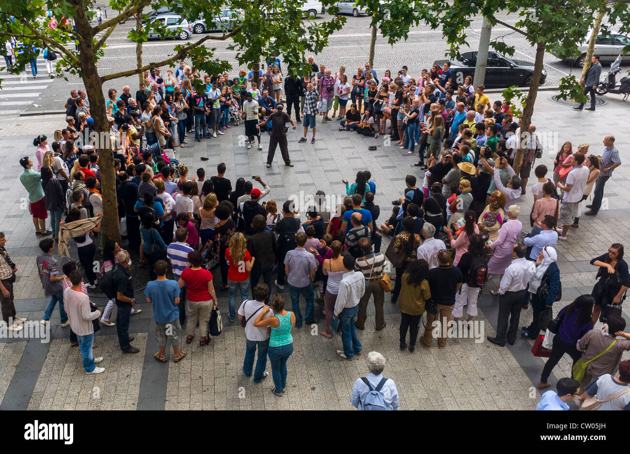 Parigi, Francia, Vista aerea, grandi folle multiculturali aeree sopra di persone che guardano Street Hip Hop Dance Performers sul marciapiede, Avenue Champs Elysees occupato, City High Angle, centro di parigi Foto Stock