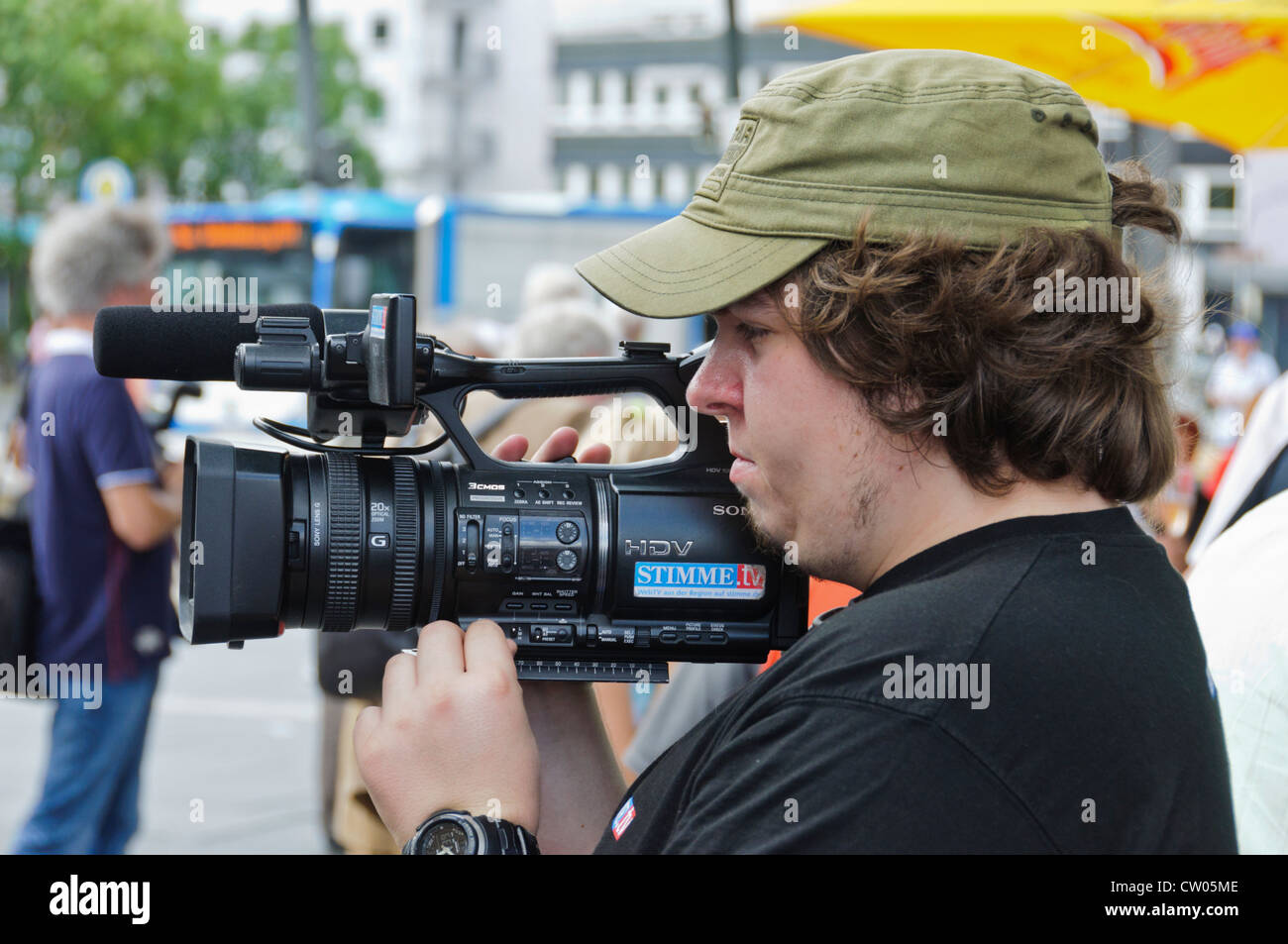 In sovrappeso cameraman tedesco dal regionale stazione broadcast STIMME.TV tiro con semi-professionale HDV di Sony telecamera video Foto Stock