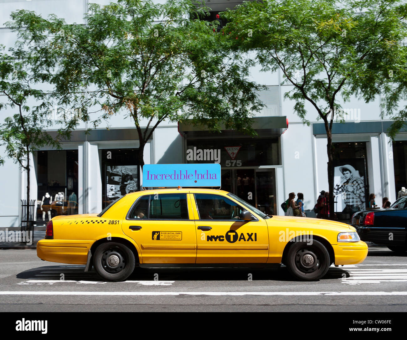 Giallo Taxi con la pubblicità sulla Fifth Avenue di New York City. Foto Stock